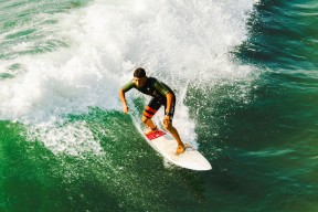 开云体育官网-西甲国家德比焦点战，足球场上的牙买加一波带走伊朗式逆转