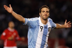 开云下载-布鲁诺的舞步与乌克兰的血痕，当篮球成为战争的回响