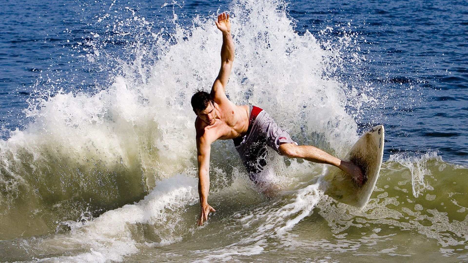 当波斯铁骑打穿加纳,哈兰德却在NBA季后赛接管比赛—一场错位时空的体育狂想