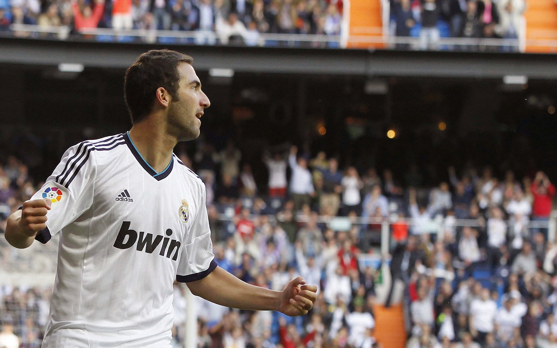 北京队拿下公牛,当紫禁城红墙映照绿茵场